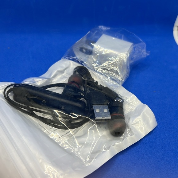 Magnetic Wireless Earbuds with bonus charger block - Picture 6 of 8